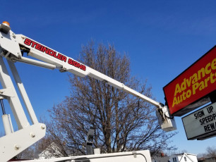 Advance Auto - Pylon Sign Service