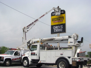 Dickey's - Pylon Face Installation